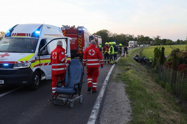 Cabrio überschlagen: Drei Verletzte bei Unfall auf Kremstalstraße in Neuhofen an der Krems