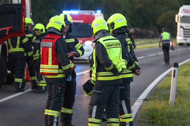 Cabrio berschlagen: Drei Verletzte bei Unfall auf Kremstalstrae in Neuhofen an der Krems