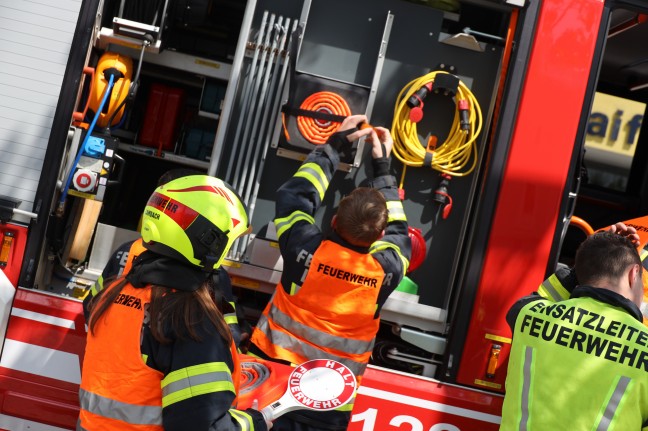 Feuerwehr bei Aufräumarbeiten nach leichtem Verkehrsunfall in Lambach im Einsatz