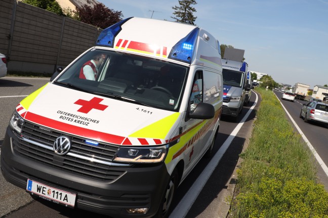 Drei Verletzte bei Verkehrsunfall auf Wiener Straße in Wels-Schafwiesen