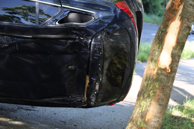 Heftiger Autoüberschlag gegen Bäume in Wels-Neustadt fordert zwei Verletzte