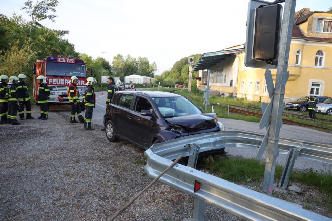 Auto kracht bei Bahnübergang in Thalheim bei Wels gegen Leitschiene vor Lichtsignalanlage