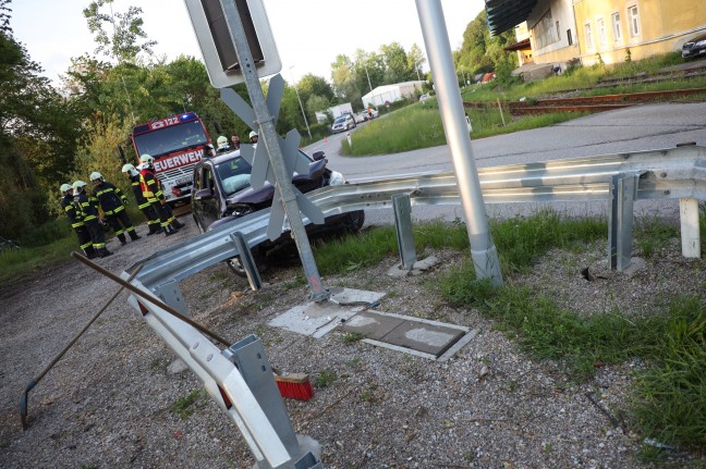 Auto kracht bei Bahnübergang in Thalheim bei Wels gegen Leitschiene vor Lichtsignalanlage