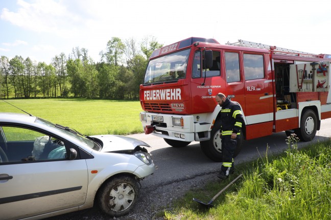 Auto bei Taufkirchen an der Trattnach von der Straße abgekommen