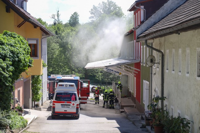Brand in einem Wohn- und Firmengebäude in Eberstalzell sorgt für Einsatz zweier Feuerwehren