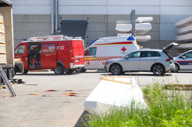 Drei Feuerwehren nach Explosion in einem Silo bei Unternehmen in Gschwandt im Einsatz