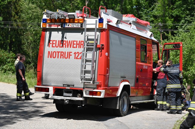Feuerwehr bei Bergung eines Fahrzeuges in Feldkirchen an der Donau im Einsatz