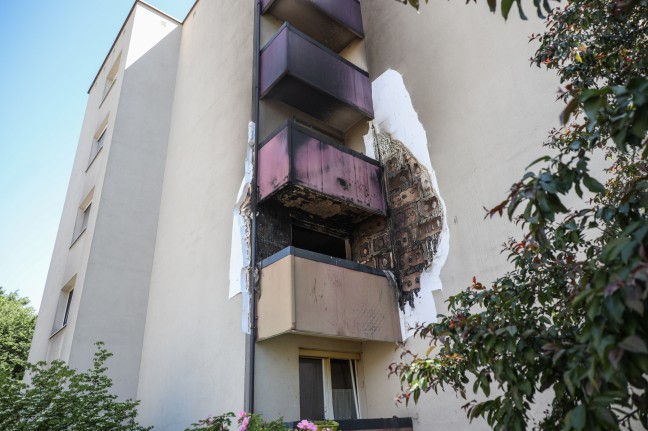 Drei teils Schwerverletzte bei Vollbrand einer Wohnung in Linz-Bindermichl-Keferfeld