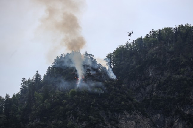 Waldbrand am Hausberg in Grünau im Almtal sorgt für größeren Einsatz