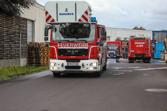 Feuerwehr bei verrauchter Firmenhalle in Wels-Pernau im Einsatz