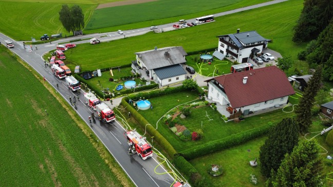Zwölf Feuerwehren bei Wohnhausbrand in Niederwaldkirchen im Einsatz