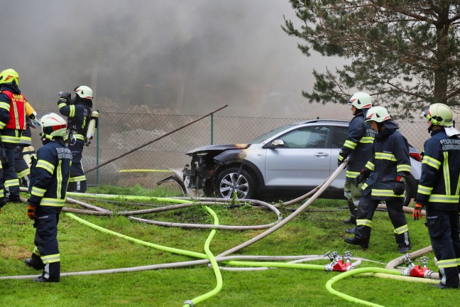 Zwölf Feuerwehren bei Wohnhausbrand in Niederwaldkirchen im Einsatz