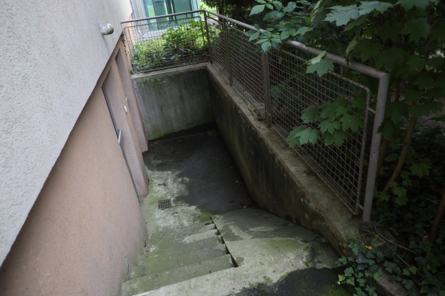 Mädchen (2) in Linz-Neue Heimat aus Fenster in viertem Stock in Kellerabgang gestürzt