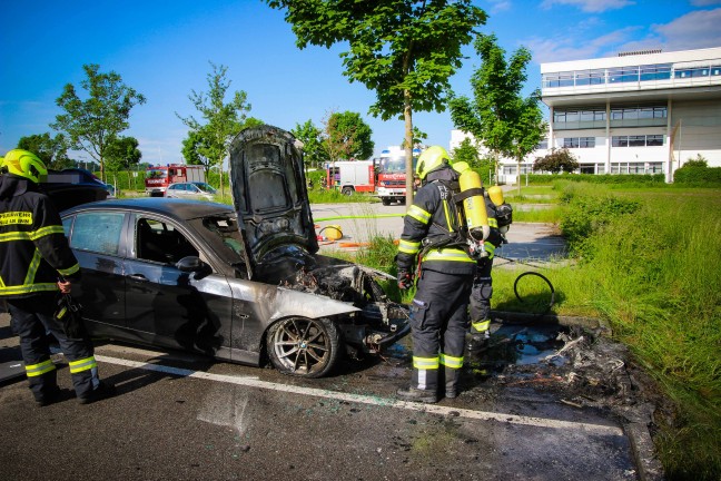 PKW-Brand auf einem Parkplatz in Braunau am Inn