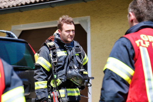 Sechs Feuerwehren bei Küchenbrand in Einfamilienhaus in Feldkirchen an der Donau im Einsatz