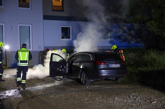 Feuerwehr bei PKW-Brand in Schleißheim im Einsatz