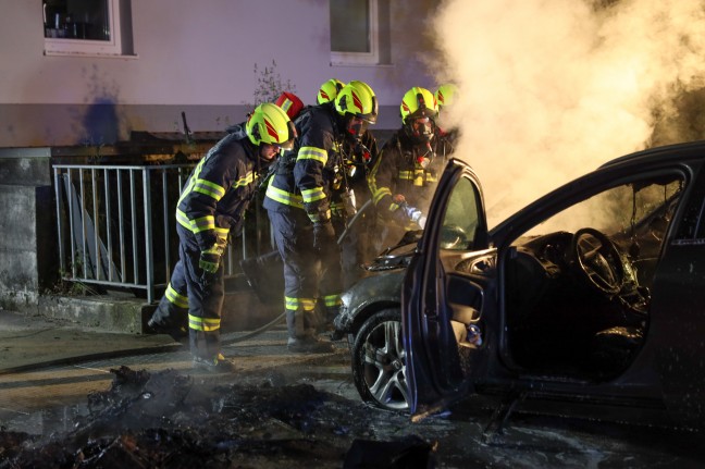 Feuerwehr bei PKW-Brand in Schleißheim im Einsatz