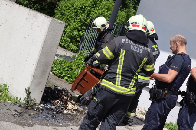 Brand einer Altpapiertonne bei Bildungs- und Jugendeinrichtung in Wels-Schafwiesen