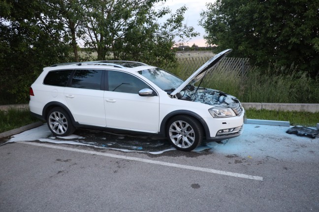 Beginnender Brand im Motorraum eines PKW auf Parkplatz in Eberstalzell mit Feuerlöschern gelöscht