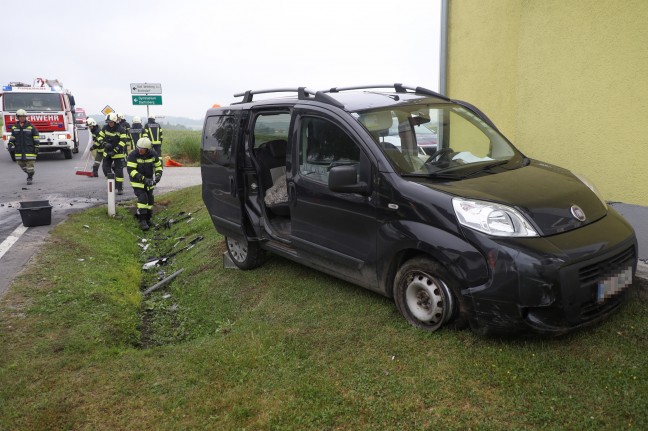 Schwerer Kreuzungscrash auf Eferdinger Straße bei Prambachkirchen