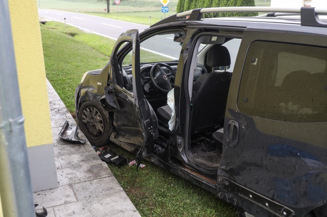 Schwerer Kreuzungscrash auf Eferdinger Strae bei Prambachkirchen