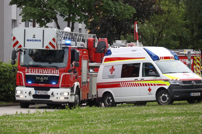 Brand auf einem Balkon in einer Wohnanlage in Wels-Neustadt