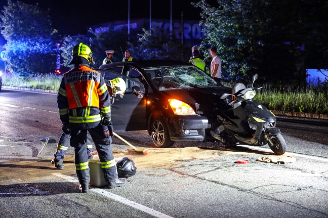 Schwerer Verkehrsunfall zwischen PKW und Motorroller in Wels-Schafwiesen