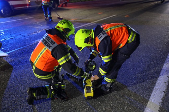 Schwerer Verkehrsunfall zwischen PKW und Motorroller in Wels-Schafwiesen