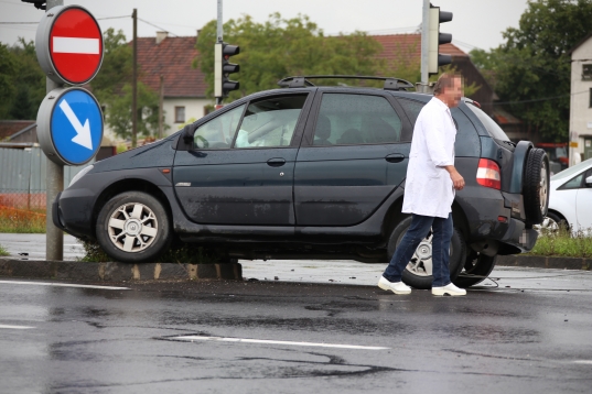 Rettungshubschraubereinsatz nach Verkehrsunfall im Kreuzungsbereich in Traun