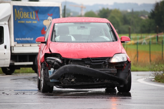 Rettungshubschraubereinsatz nach Verkehrsunfall im Kreuzungsbereich in Traun