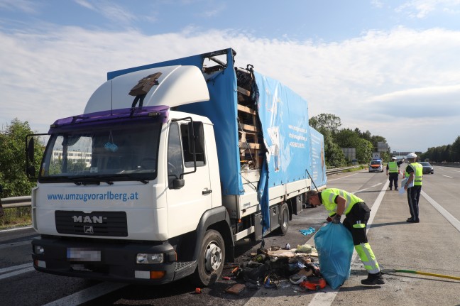 Umzugsservice-LKW: Brand von Ladegut auf Westautobahn bei Allhaming schnell abgelöscht