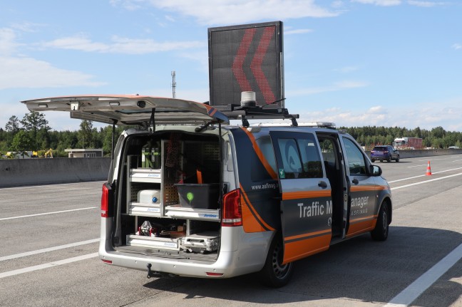 Umzugsservice-LKW: Brand von Ladegut auf Westautobahn bei Allhaming schnell abgelscht