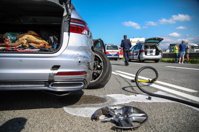 Schwerer Verkehrsunfall mit mehreren PKW sowie einem LKW auf Westautobahn bei Laakirchen