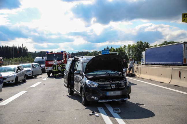 Schwerer Verkehrsunfall mit mehreren PKW sowie einem LKW auf Westautobahn bei Laakirchen