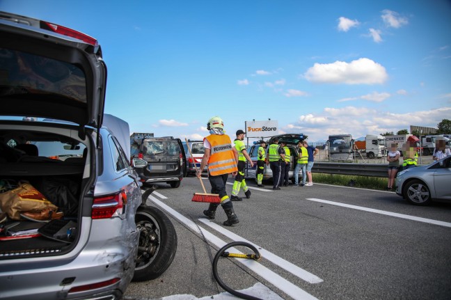 Schwerer Verkehrsunfall mit mehreren PKW sowie einem LKW auf Westautobahn bei Laakirchen