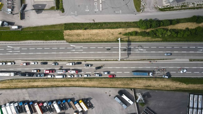 Schwerer Verkehrsunfall mit mehreren PKW sowie einem LKW auf Westautobahn bei Laakirchen