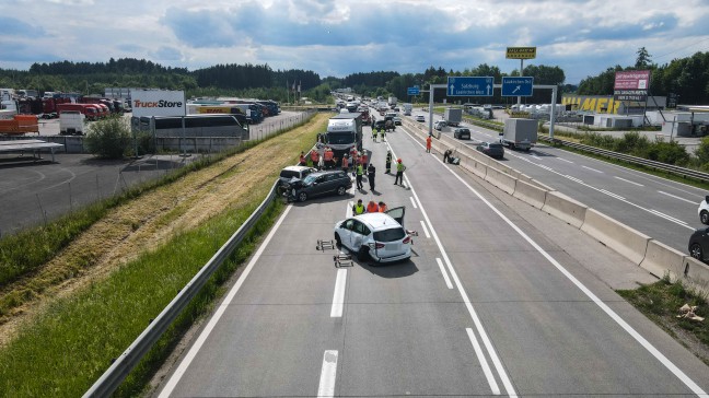 Schwerer Verkehrsunfall mit mehreren PKW sowie einem LKW auf Westautobahn bei Laakirchen