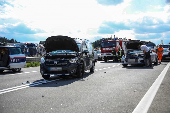 Schwerer Verkehrsunfall mit mehreren PKW sowie einem LKW auf Westautobahn bei Laakirchen