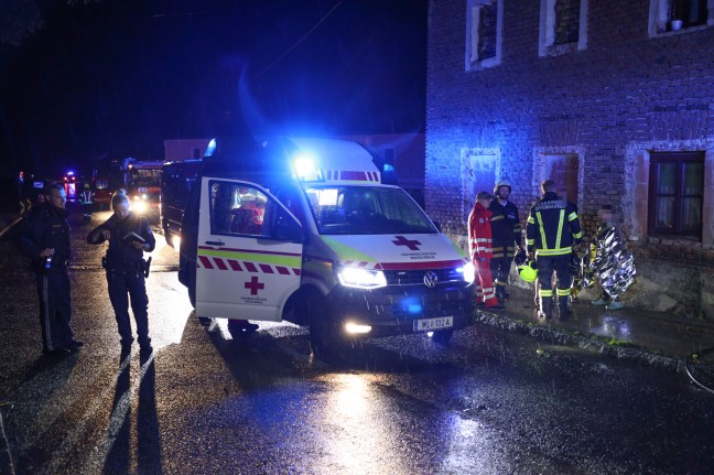 Einsatzkrfte zu Brand in einem landwirtschaftlichen Gebude in Offenhausen alarmiert