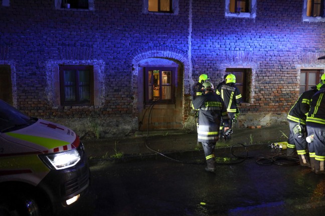 Einsatzkrfte zu Brand in einem landwirtschaftlichen Gebude in Offenhausen alarmiert