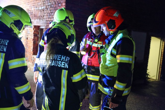 Einsatzkrfte zu Brand in einem landwirtschaftlichen Gebude in Offenhausen alarmiert