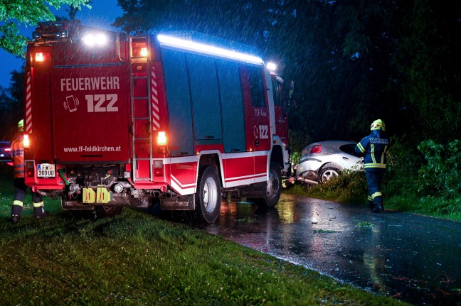 Verunfallter PKW im Gebsch nahe eines Badesees in Feldkirchen an der Donau entdeckt