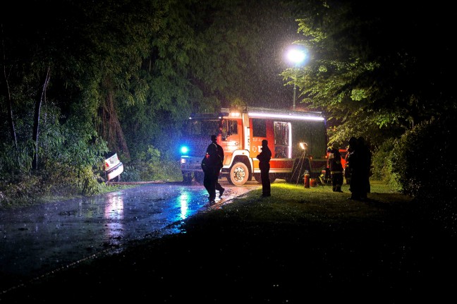 Verunfallter PKW im Gebsch nahe eines Badesees in Feldkirchen an der Donau entdeckt