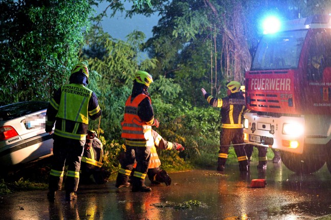 Verunfallter PKW im Gebsch nahe eines Badesees in Feldkirchen an der Donau entdeckt