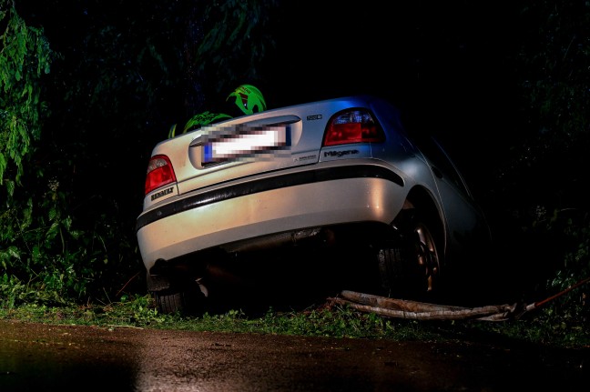 Verunfallter PKW im Gebsch nahe eines Badesees in Feldkirchen an der Donau entdeckt