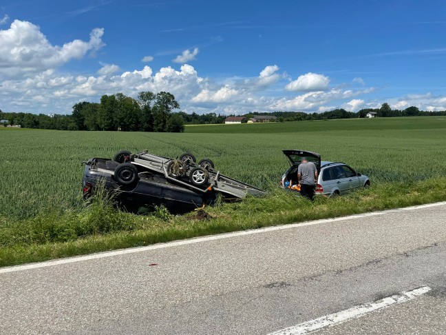 Anhnger samt transportiertem PKW bei Verkehrsunfall in Wartberg an der Krems berschlagen