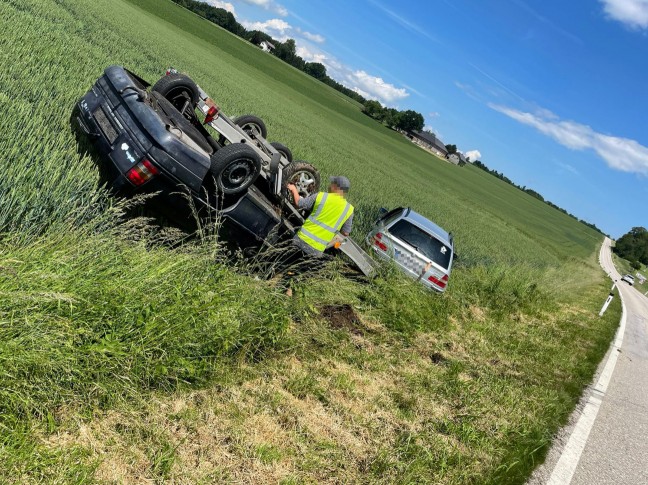 Anhnger samt transportiertem PKW bei Verkehrsunfall in Wartberg an der Krems berschlagen