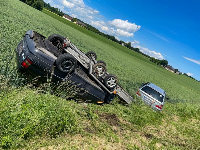 Anhänger samt transportiertem PKW bei Verkehrsunfall in Wartberg an der Krems überschlagen