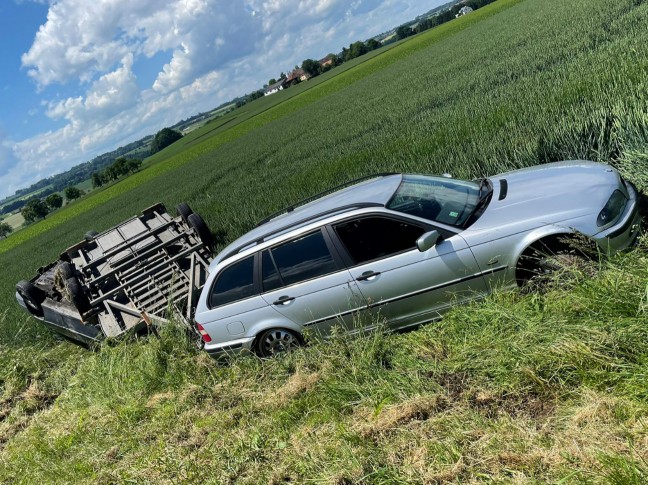 Anhänger samt transportiertem PKW bei Verkehrsunfall in Wartberg an der Krems überschlagen