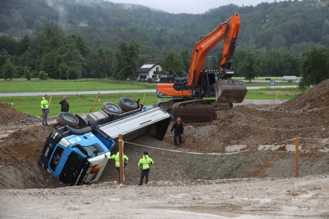 Schotter-LKW auf Baustelle in Pinsdorf in Baugrube gestürzt